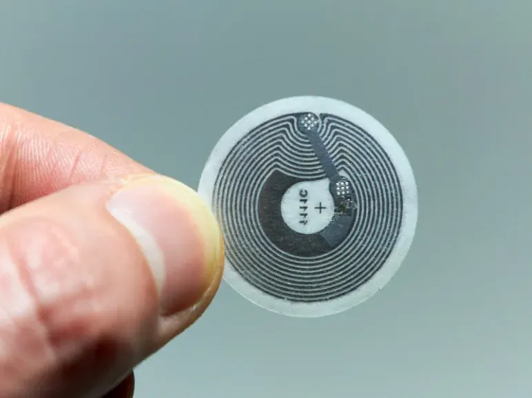 Como o adesivo UES NFC?