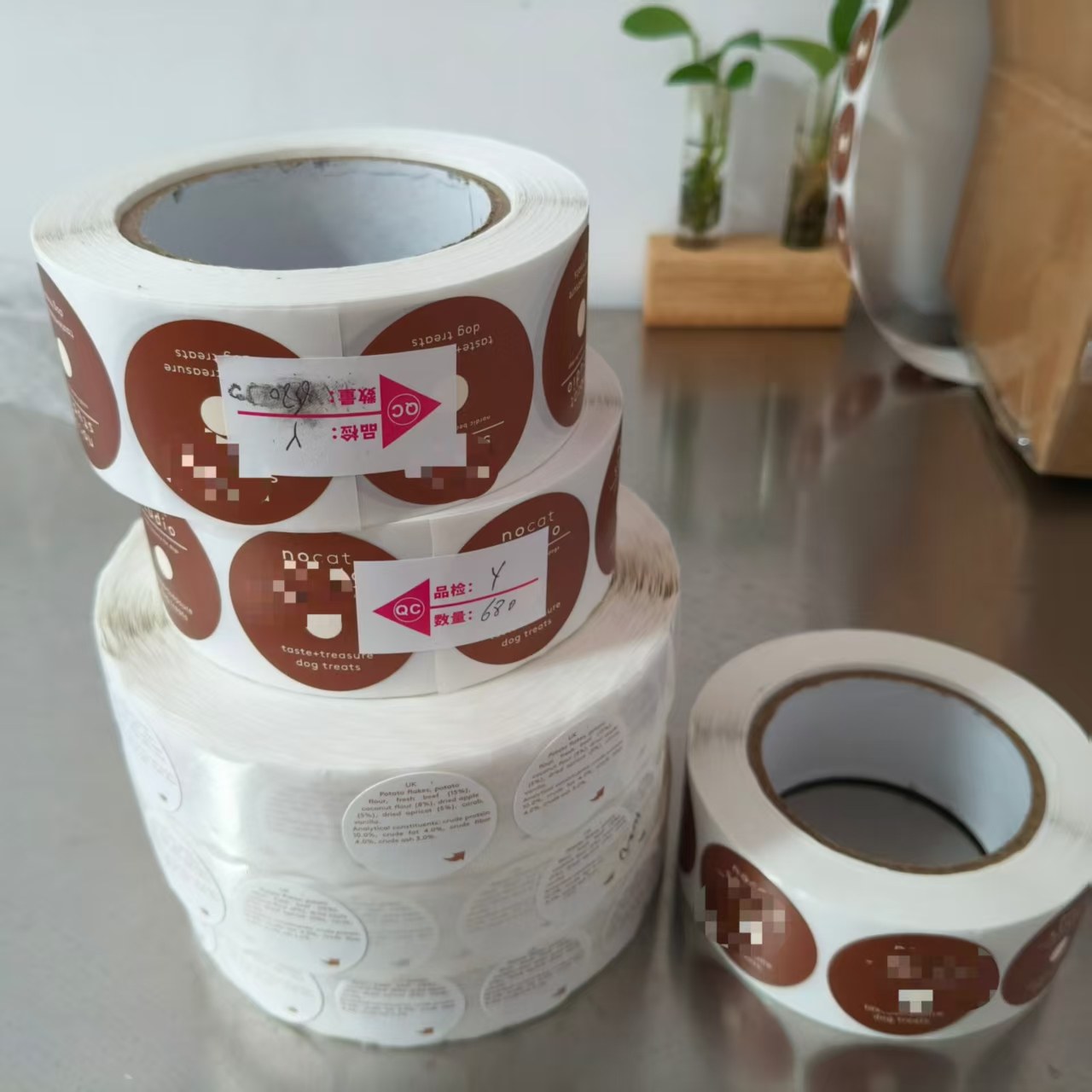 JOJO Pack prepara envio de adesivos personalizados de guloseimas para cães para cliente dinamarquês