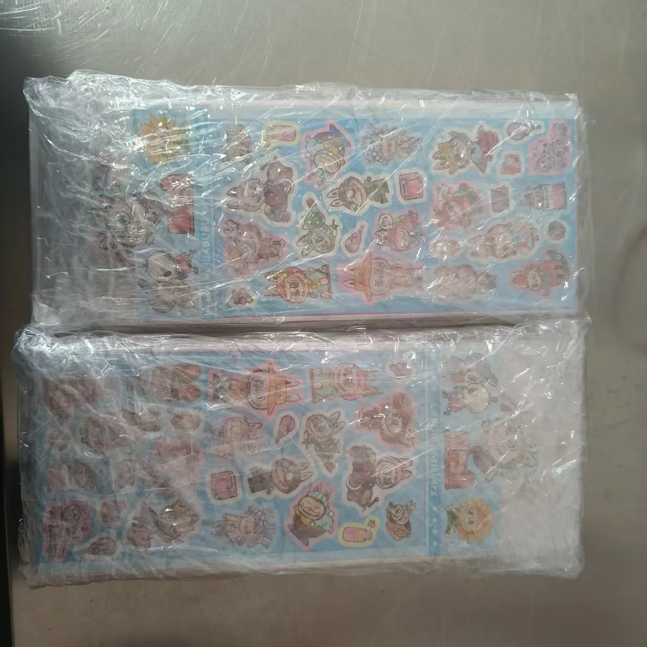 A empresa enviou novos adesivos infantis recortados na semana passada