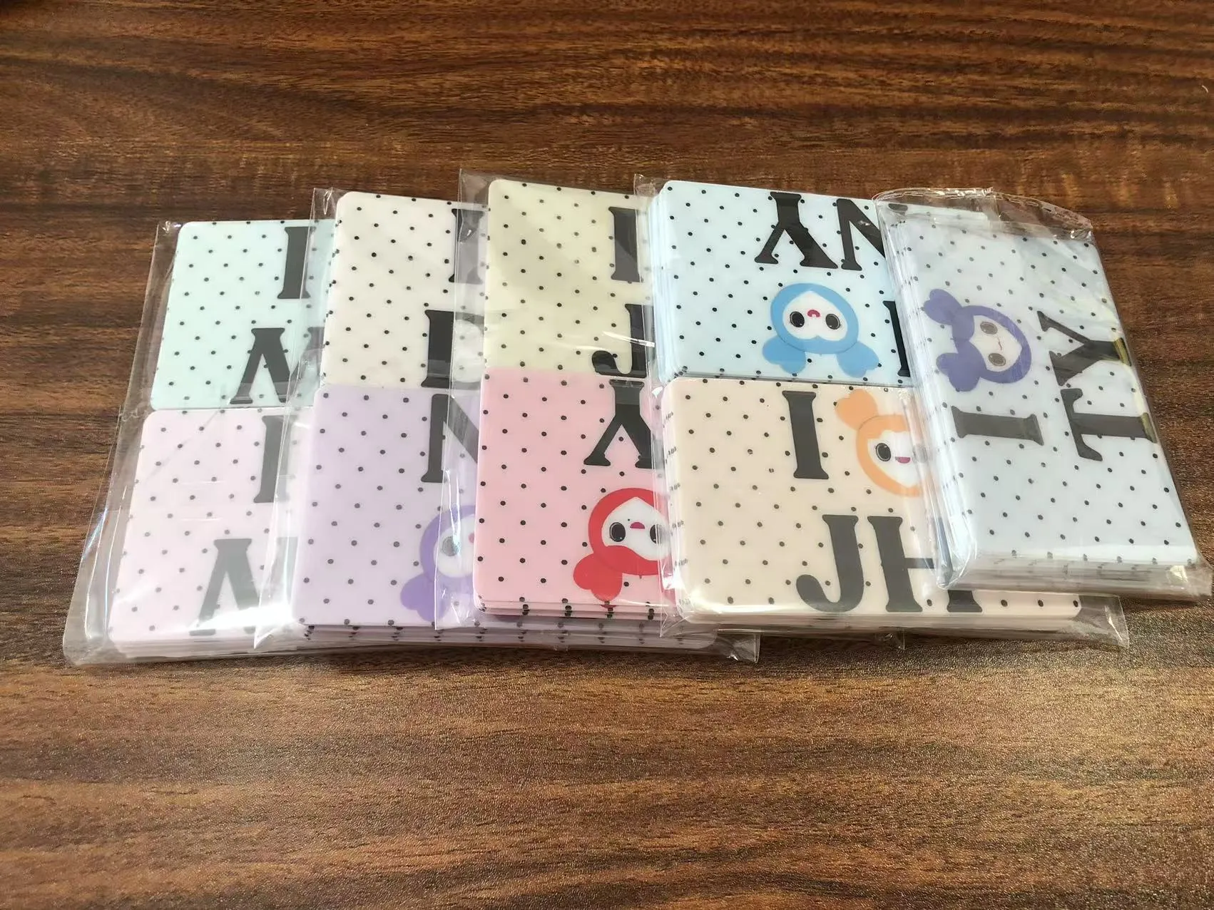 JOJO Pack envia adesivos de capa de cartão de crédito para clientes dos EUA