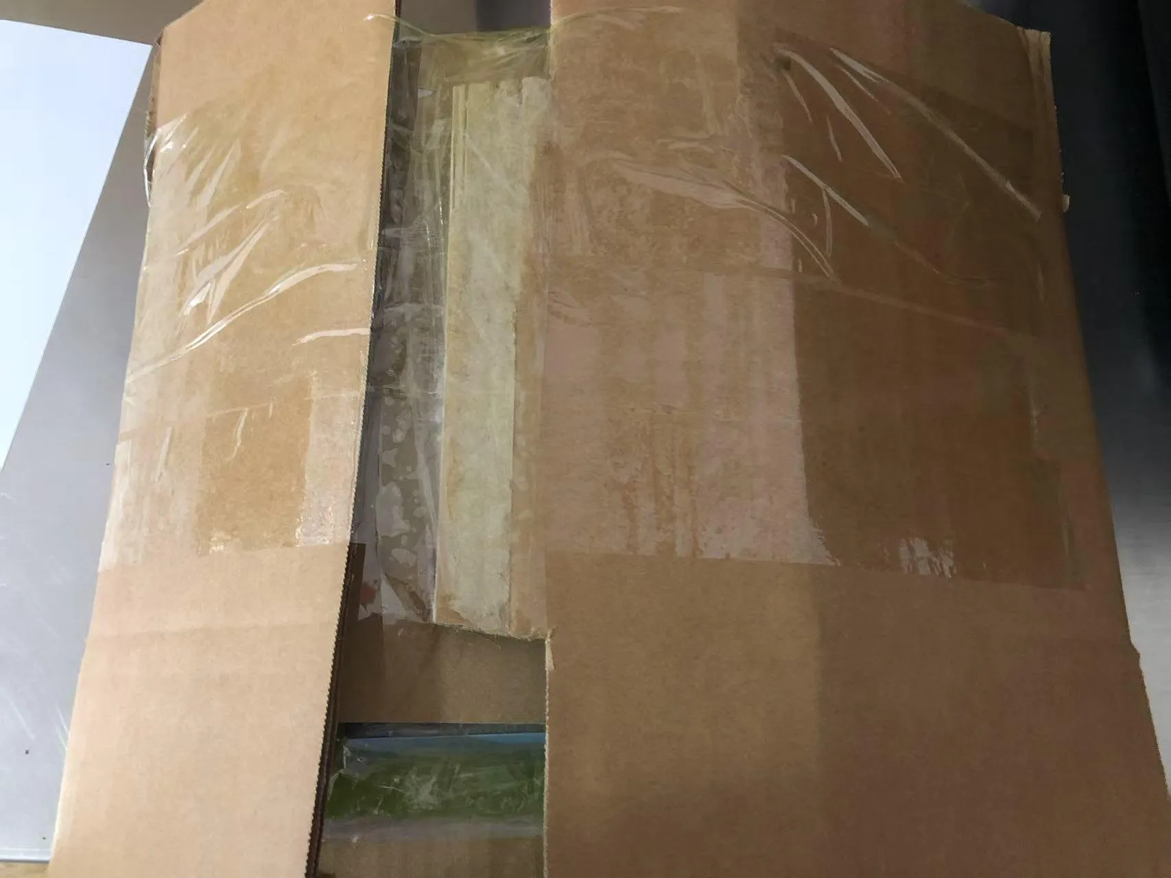 O progresso do envio de livros de adesivos infantis portáteis para Uganda