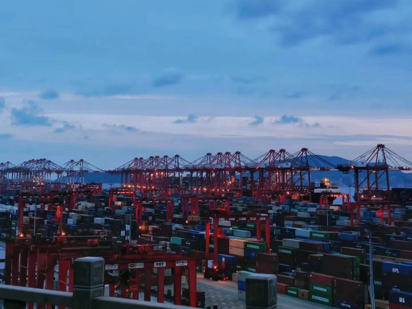 O valor total do comércio de importação e exportação da China atingiu 41,21 trilhões de yuans.