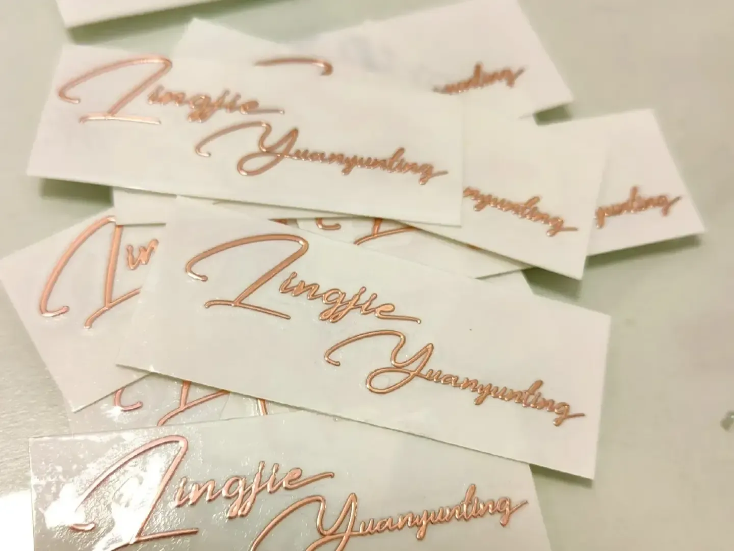 Os adesivos de transferência são removíveis?