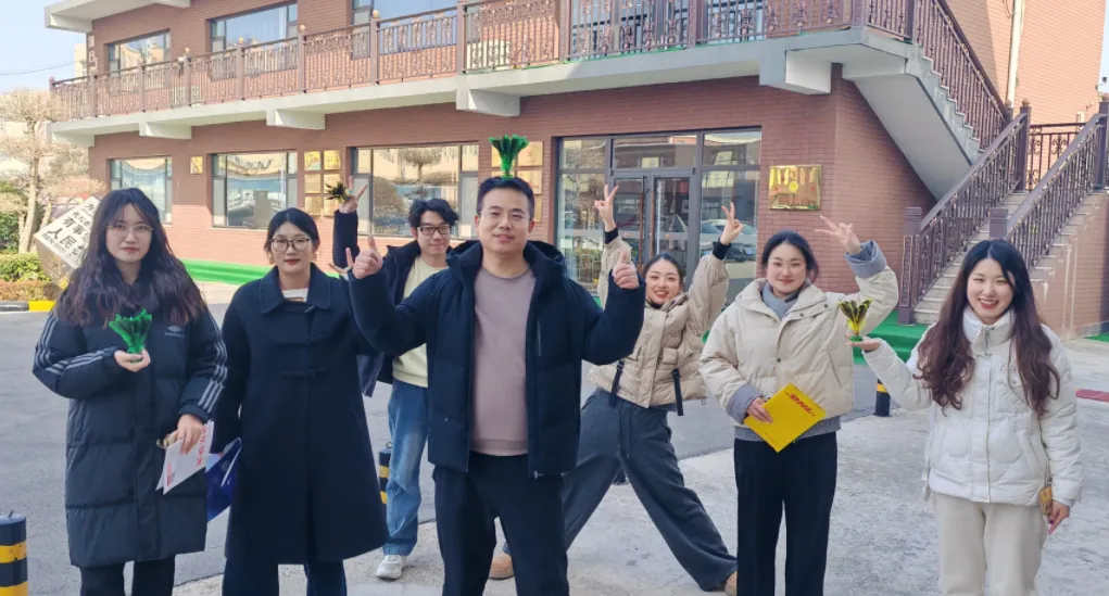 Breve pausa para almoço energiza o escritório com diversão na peteca