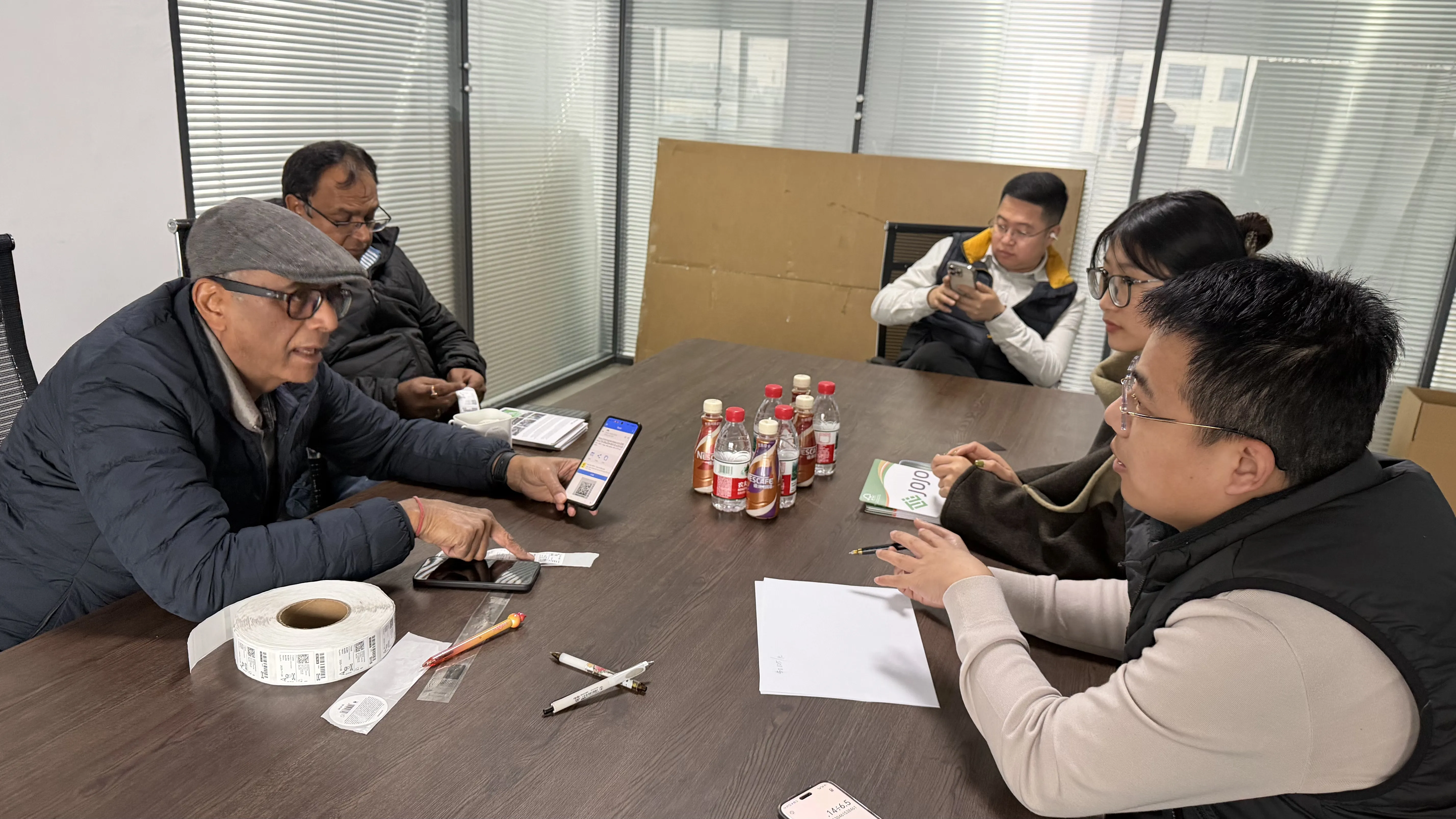 Saúdo calorosamente os clientes para visitar nossa fábrica